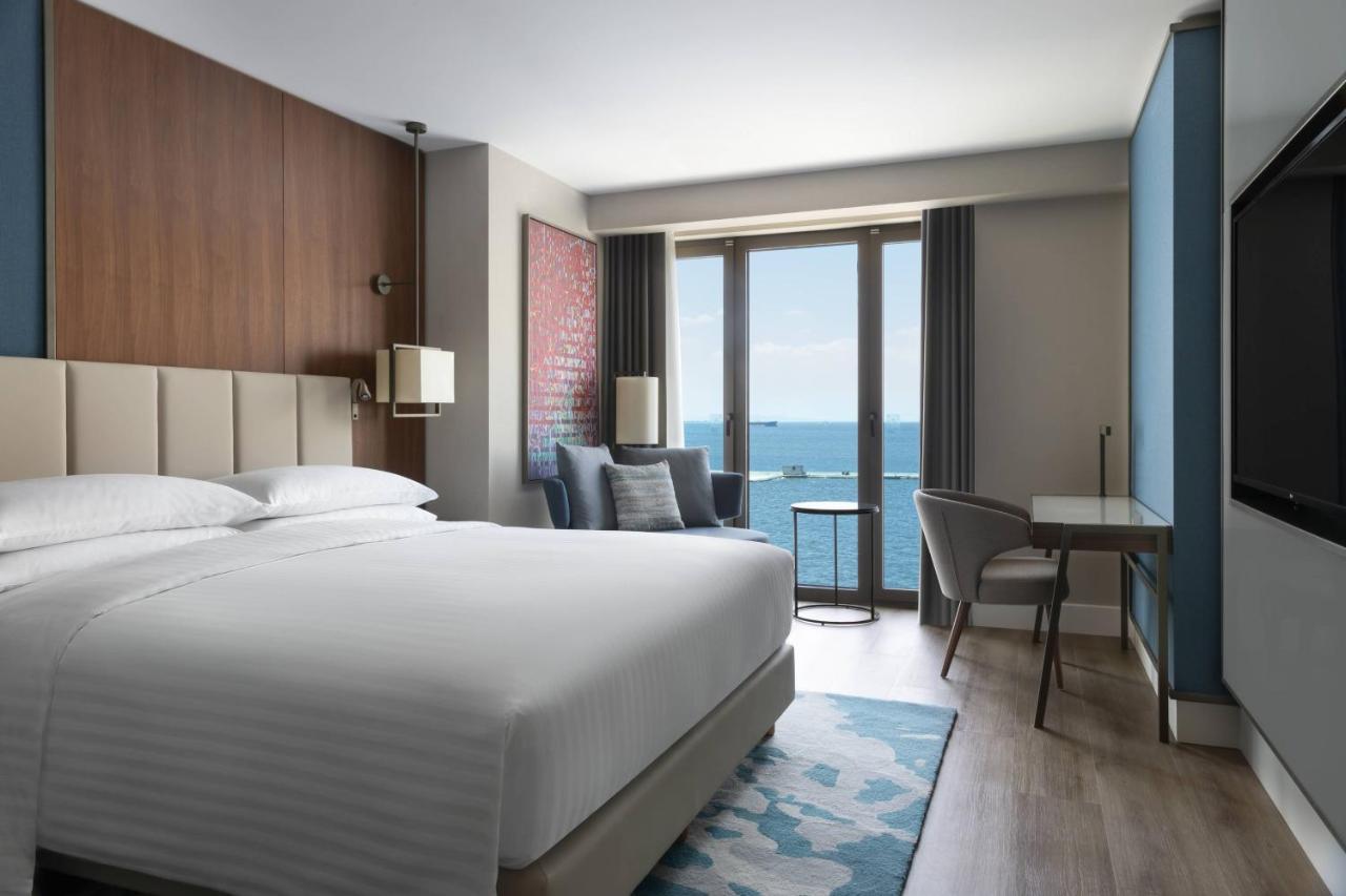 Izmir Marriott Hotel Ngoại thất bức ảnh A guest room at the Hilton Athens
