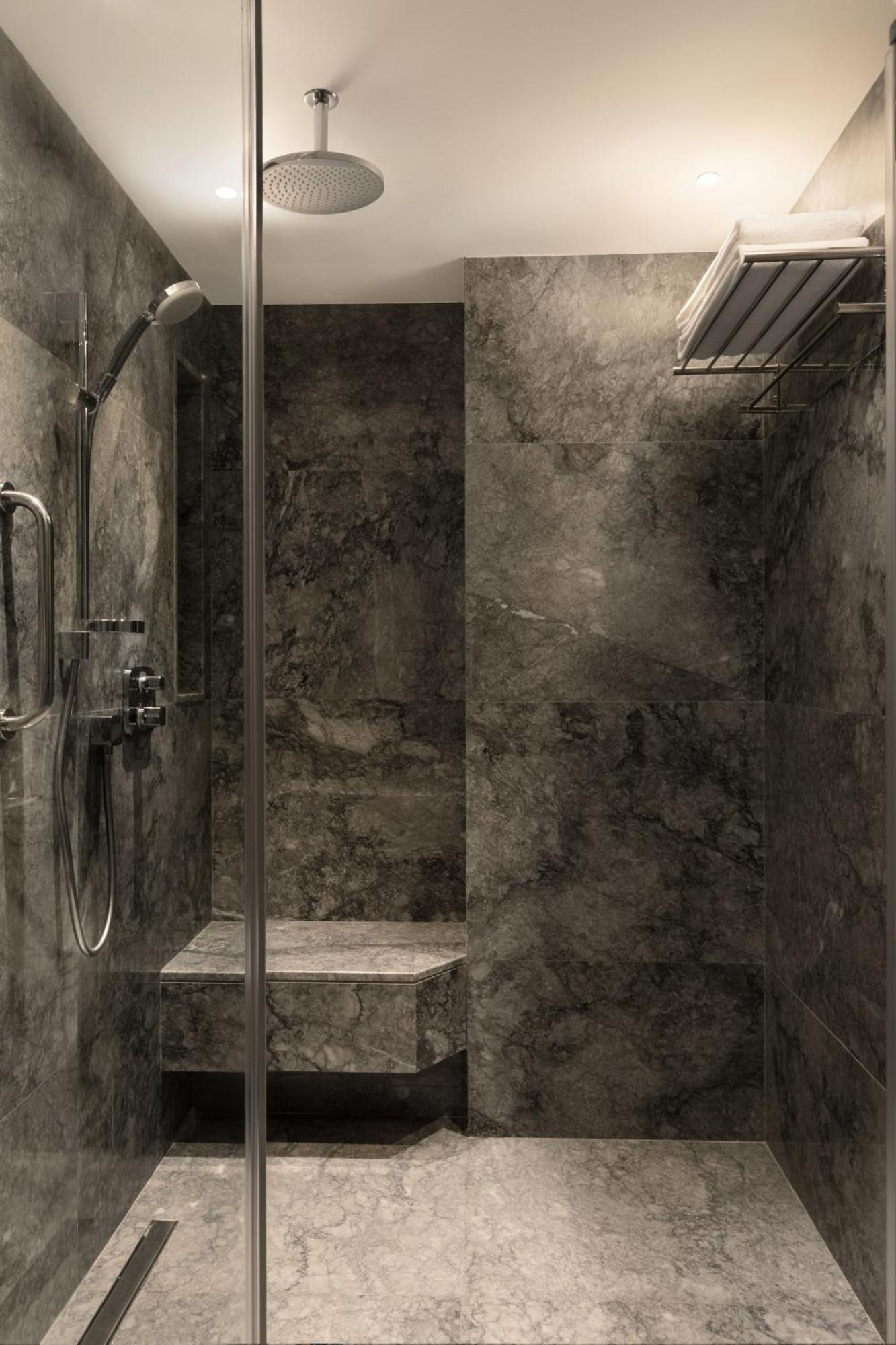 Izmir Marriott Hotel Ngoại thất bức ảnh A shower