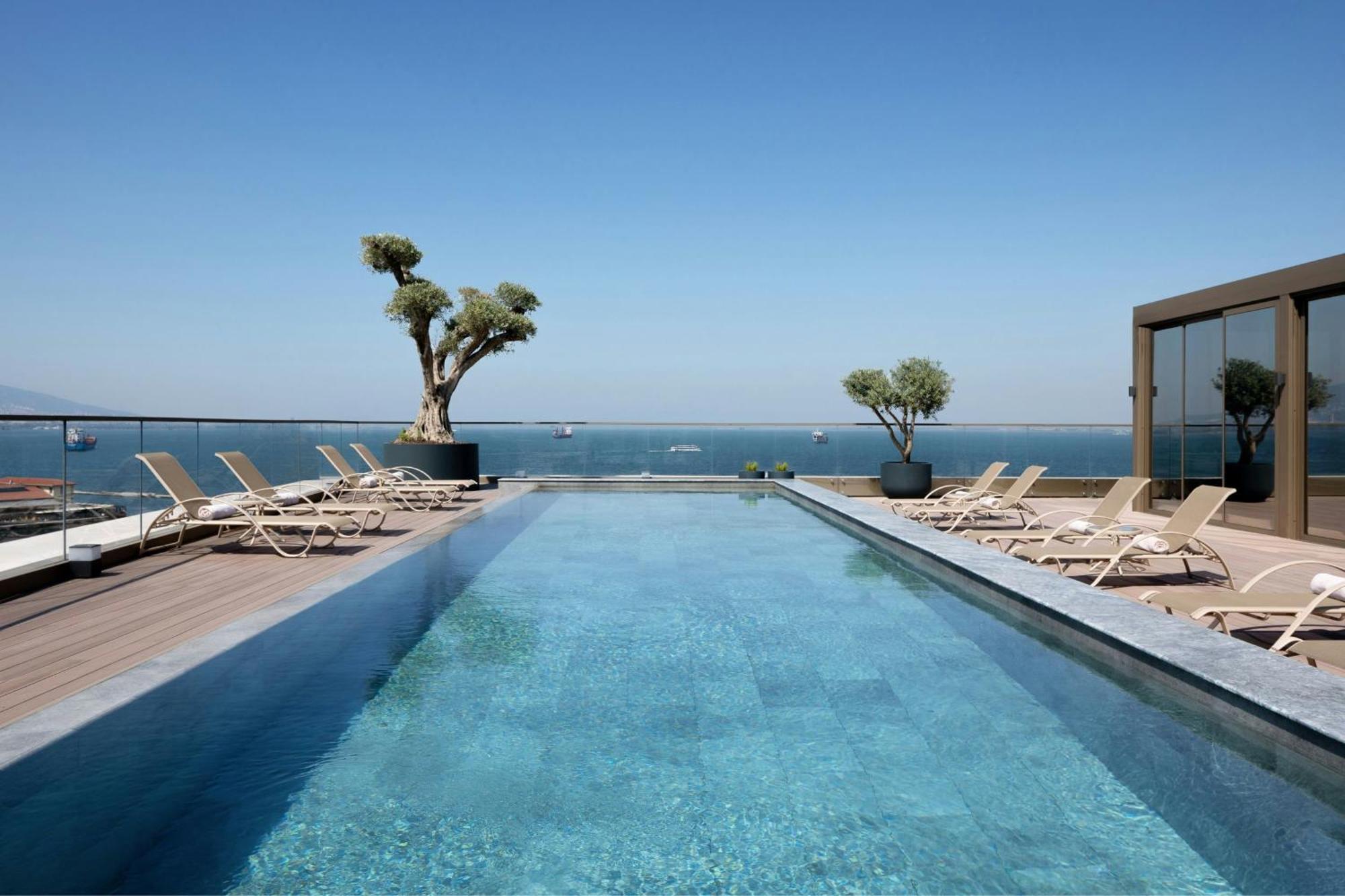 Izmir Marriott Hotel Ngoại thất bức ảnh The rooftop pool at the hotel